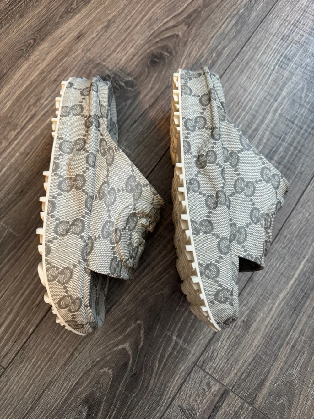 Gucci Beige and Grey GG Slide Sandals - Picture 4 of 10